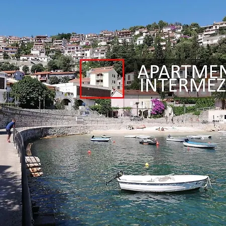 Suzie Q - Intermezzo With Sea View Apartman